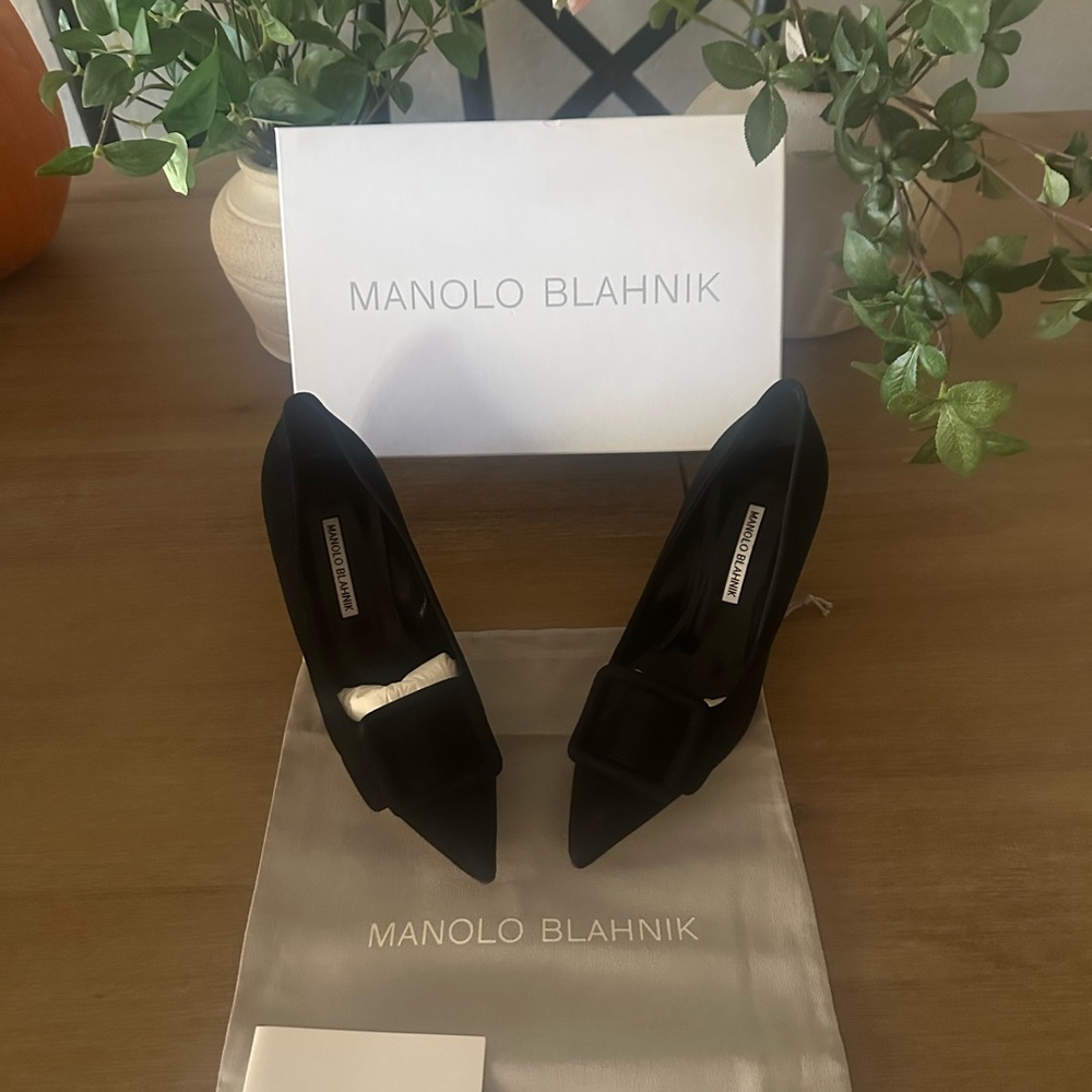 Brand new Manolo Blahnik Maysale 70mm pumps size 38. Never worn.